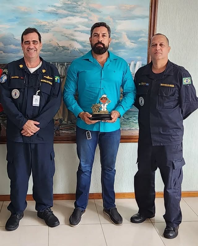 Barretão recebendo homenagem da Marinha do Brasil